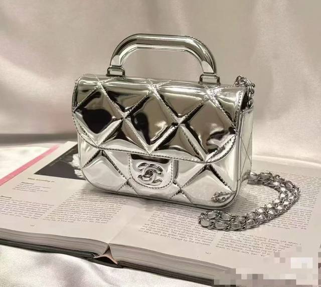 顶级原单 银色 小號尺寸Ohanel25K秀场同款金色漆皮手柄口盖包漆皮镜面材质真的是相当吸睛,就好像美少女战士的包包一样自带光芒,甜美与酷感并存!容量空间也很 顶级原单 银色 小號尺寸Ohanel25K秀场同款金色漆皮手柄口盖包漆皮镜面材质真的是相当吸睛,就好像美少女战士的包包一样自带光芒,甜美与酷感并存!容量空间也很