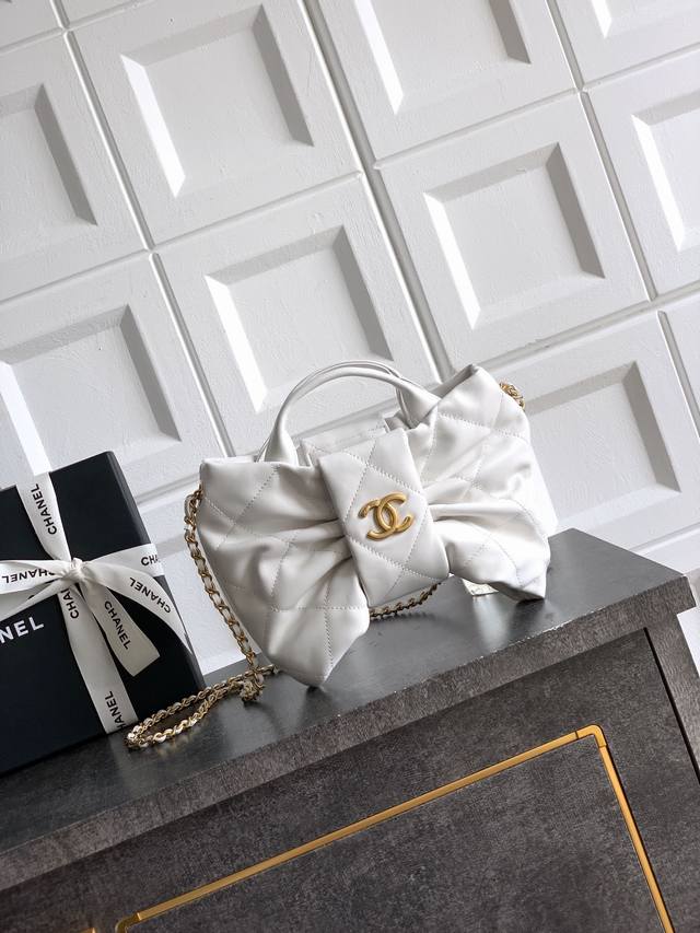 顶级原单 小號 奶白色皮 Ohanel蝴蝶结包设计与风格解析 材质多样，风格百变、材质选择上丰富多样:除牛仔材质外，还有黑色原厂Antiba油蜡小羊皮版本、质感