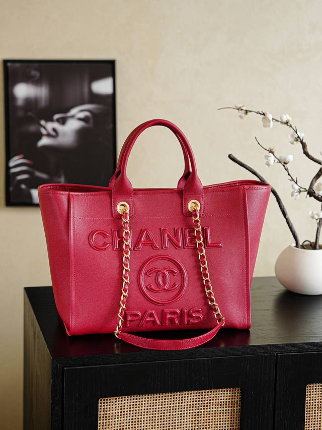 顶级原单 大红色球纹 25K购物袋沙滩包的 包裹元素，很有Feel～既醒目又抢眼，整体看起来还很有校园风，是平时可以经常背出门的配色购物袋哦纯纯的经典小香风包型