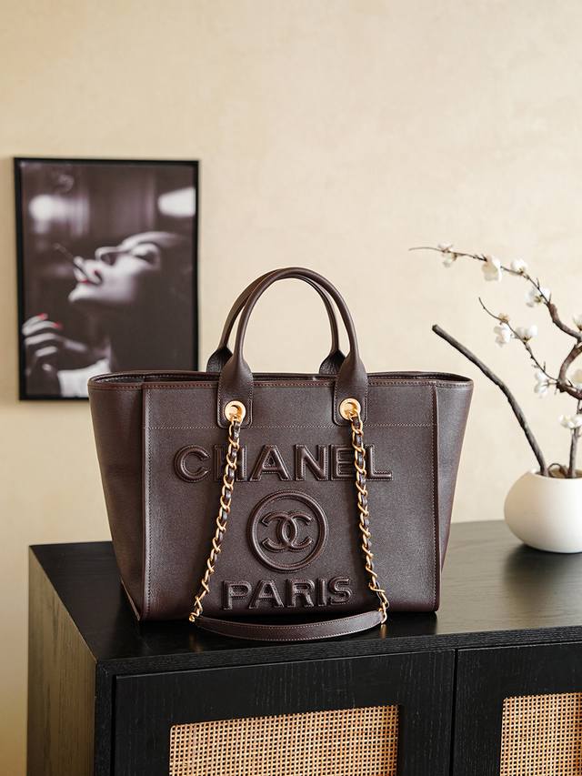 顶级原单 咖啡色球纹 25K购物袋沙滩包的 包裹元素，很有Feel～既醒目又抢眼，整体看起来还很有校园风，是平时可以经常背出门的配色购物袋哦纯纯的经典小香风包型