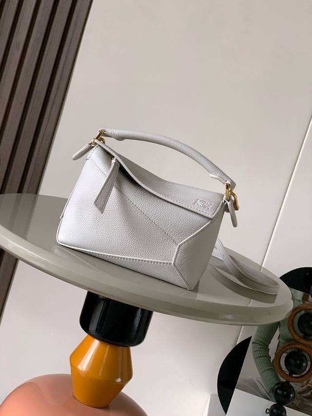 爆款新版本几何包迷你18Cm原厂进口荔枝纹小牛皮Puzzle手袋是创意总监乔纳森．安德森为 L0Ewe 推出的首款手提包长方体形状和精确的切割技术创造了 Puz