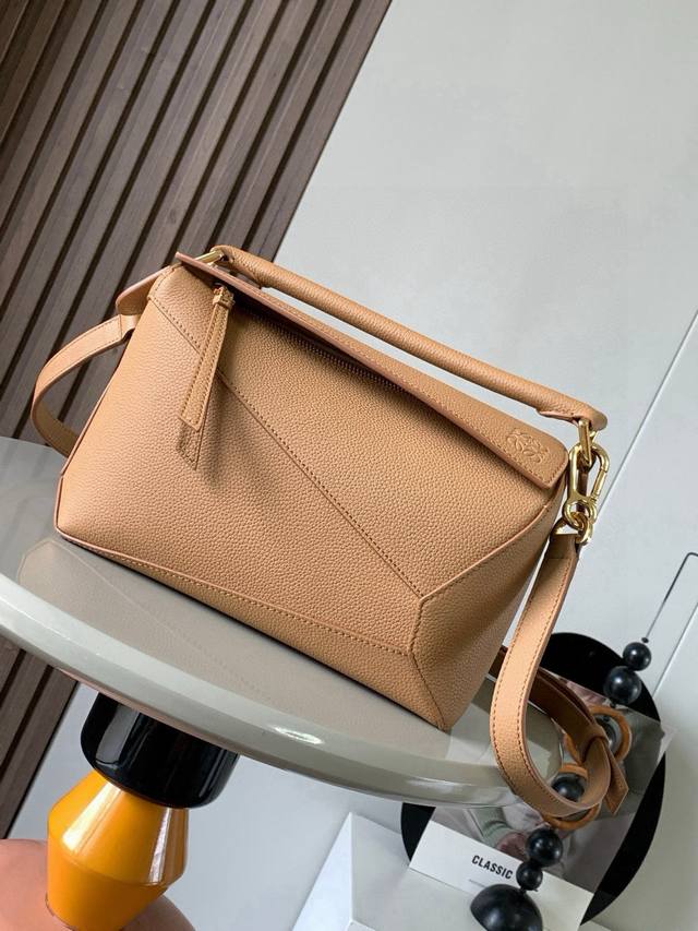 新版本几何包小号24Cmpuzzle手袋！原厂进口荔枝纹小牛皮罗家爆款几何包Puzzle 手袋是创意总监乔纳森 安德森为 L0Ewe 推出的首款手提包长方体形状