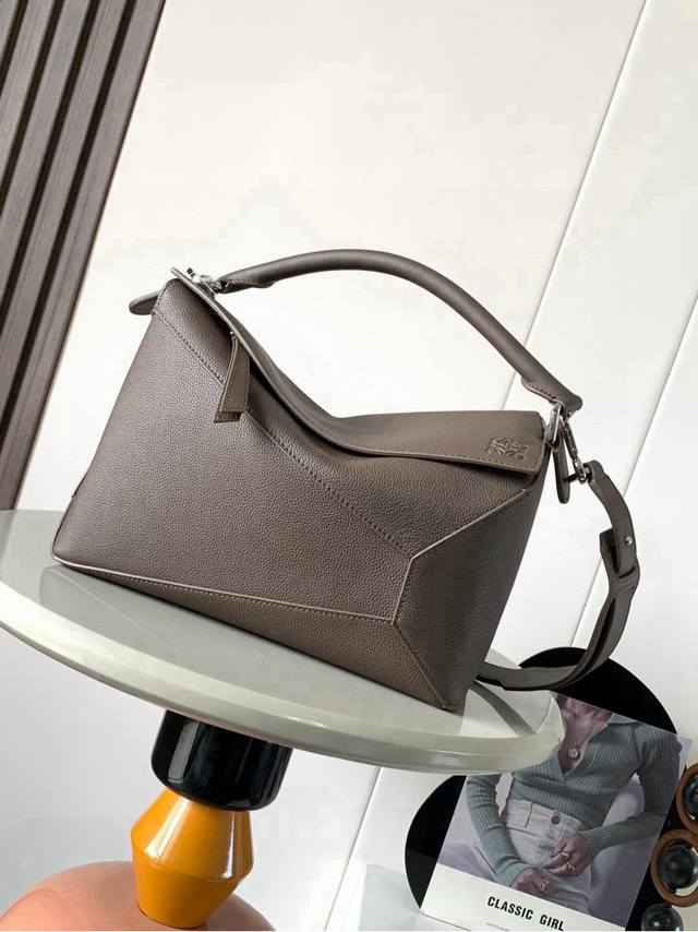 新版本几何包29Cmpuzzle手袋～原厂进口牛皮 罗家爆款几何包Puzzle 手袋是创意总监乔纳森 安德森Jonathan Ande为 L0Ewe 推出的首款