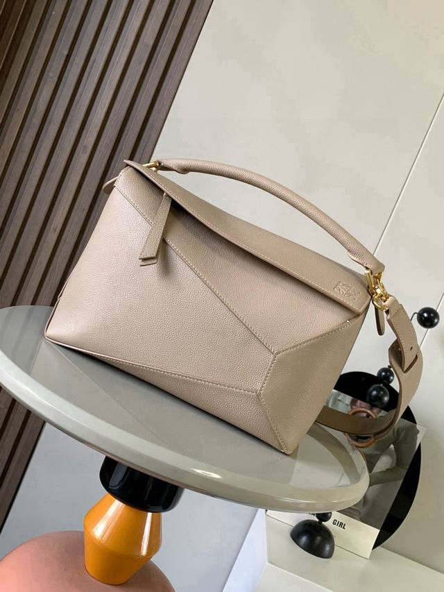 新版本几何包29Cmpuzzle手袋～原厂进口牛皮 罗家爆款几何包Puzzle 手袋是创意总监乔纳森 安德森Jonathan Ande为 L0Ewe 推出的首款