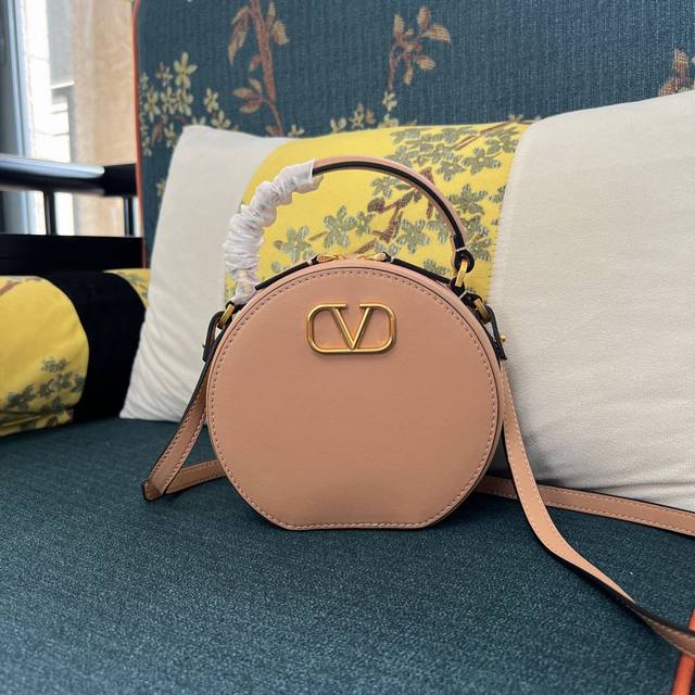 型号:2097 Garavani Vlogo Signature小牛皮手袋。得益于可拆卸提手和肩带设计,这款包可肩背,手提和斜挎。 -淡金色Logo和金属配件 型号:2097 Garavani Vlogo Signature小牛皮手袋。得益于可拆卸提手和肩带设计,这款包可肩背,手提和斜挎。 -淡金色Logo和金属配件