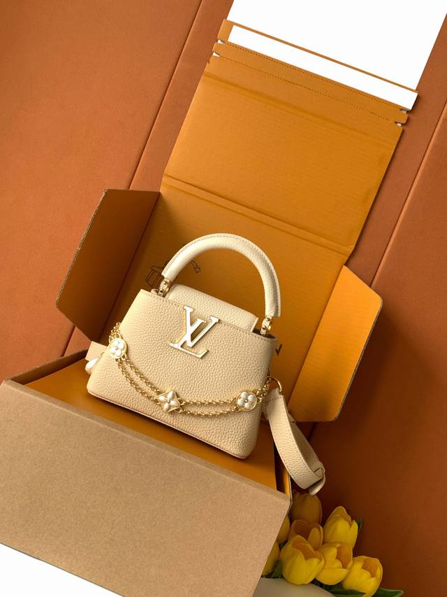 独家定制 全钢五金 M25460 精品级别 进口牛皮浅土黄金 本款Capucines迷你手袋向巴洛克风格珠宝汲取灵感，为链条融入贝壳Monogram花卉装饰，影