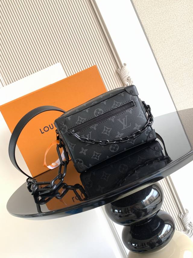 为 春夏秀场呈现 链条包，讲述 帆布与树脂链条的融合，以雅致而不失硬朗的气质追溯品牌制箱传承。手拿肩背皆宜。 特级 动态芯片 型号： M44735 皮料： 是西