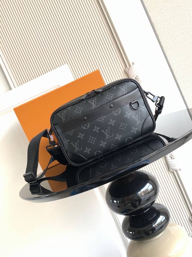 特级 动态芯片 本款 邮差包取材 帆布，以摩登笔触演绎玲珑构型。拉链隔层确保物品安全无虞，前袋铆钉再添品牌印记。 型号： M46955 皮料： 是西班牙级皮料