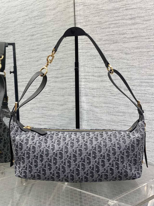 顶级原单中号现货 Journey系列中号深灰牛仔布 自带松弛感的Hobo包，包形随意又柔软 全新的灰色牛仔面料，高级又耐看 搭配金色的字母肩带扣，整体复古又高级