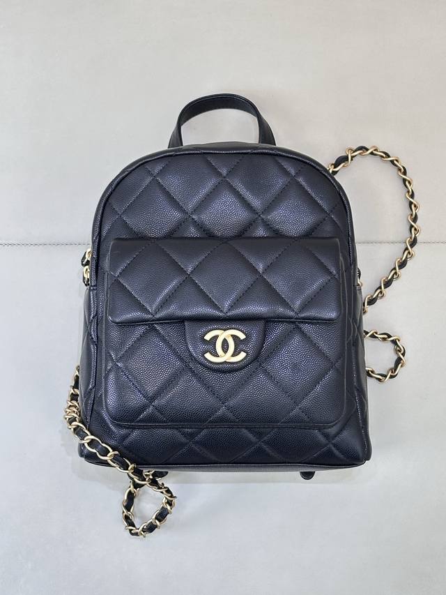 Chanel.:双肩包，25K小书包容量现货，小书包与流行经典并存，球纹牛皮耐磨耐深受香粉喜爱，肩带可调节长短，可爱又实用。 款号As5793 尺寸：22×22
