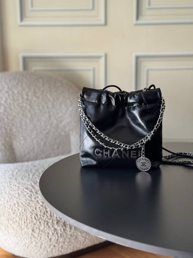 22Cc 春夏火爆22 Bag 经典永不过时的垃圾袋！ 本季最火最值得入手的系列，它的名字叫22 Bag，小香凡是以数字命名的都必火爆 也一定会成为经典 超级时