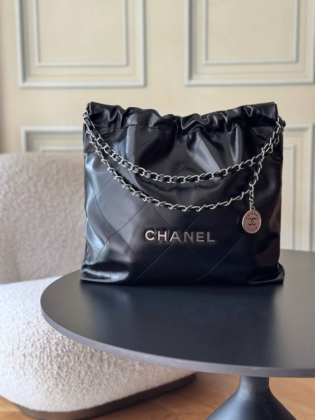 22Cc 春夏火爆22 Bag 经典永不过时的垃圾袋！ 本季最火最值得入手的系列，它的名字叫22 Bag，小香凡是以数字命名的都必火爆 也一定会成为经典 超级时