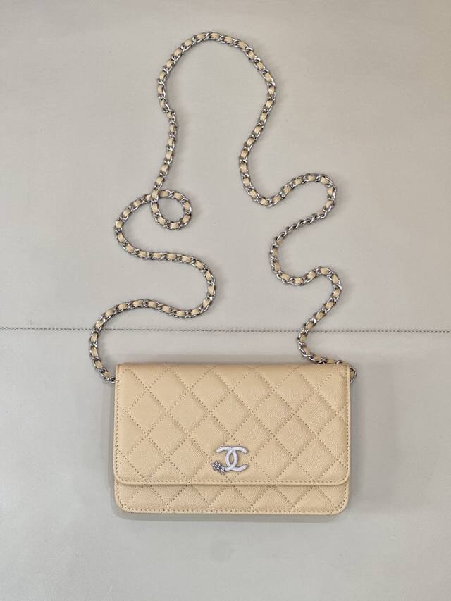 这一季度抢破头也不一定可以买得到的Woc系列,香的魅力着实让人无法抗拒;这可是彗星系列啊; 包身保留了经典的菱格纹、翻盖包、皮穿链条,所有这些Chanel包包最 这一季度抢破头也不一定可以买得到的Woc系列,香的魅力着实让人无法抗拒;这可是彗星系列啊; 包身保留了经典的菱格纹、翻盖包、皮穿链条,所有这些Chanel包包最