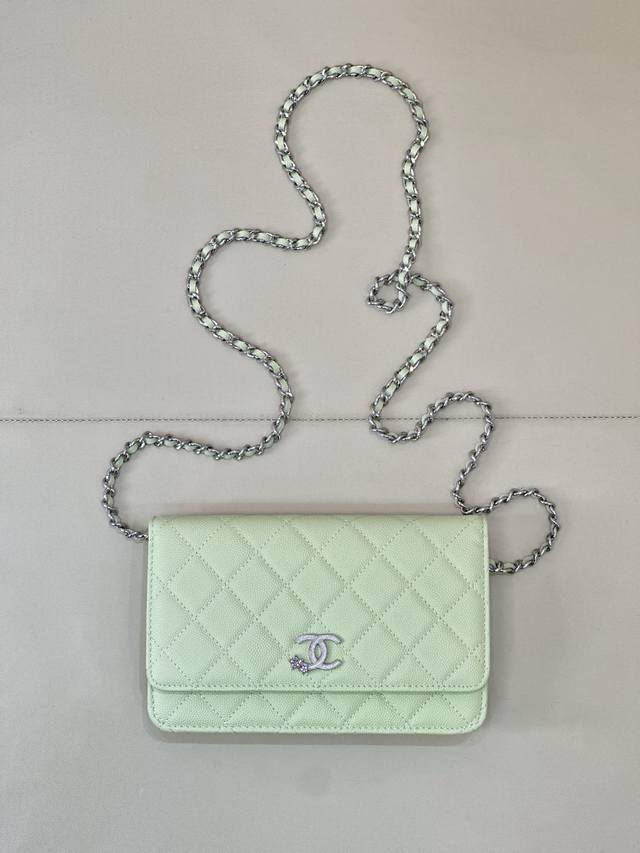 这一季度抢破头也不一定可以买得到的Woc系列，香的魅力着实让人无法抗拒；这可是彗星系列啊； 包身保留了经典的菱格纹、翻盖包、皮穿链条，所有这些Chanel包包最