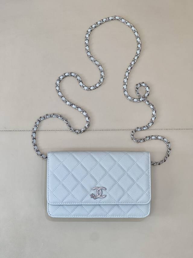 这一季度抢破头也不一定可以买得到的Woc系列,香的魅力着实让人无法抗拒;这可是彗星系列啊; 包身保留了经典的菱格纹、翻盖包、皮穿链条,所有这些Chanel包包最 这一季度抢破头也不一定可以买得到的Woc系列,香的魅力着实让人无法抗拒;这可是彗星系列啊; 包身保留了经典的菱格纹、翻盖包、皮穿链条,所有这些Chanel包包最