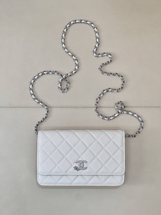 这一季度抢破头也不一定可以买得到的Woc系列,香的魅力着实让人无法抗拒;这可是彗星系列啊; 包身保留了经典的菱格纹、翻盖包、皮穿链条,所有这些Chanel包包最 这一季度抢破头也不一定可以买得到的Woc系列,香的魅力着实让人无法抗拒;这可是彗星系列啊; 包身保留了经典的菱格纹、翻盖包、皮穿链条,所有这些Chanel包包最