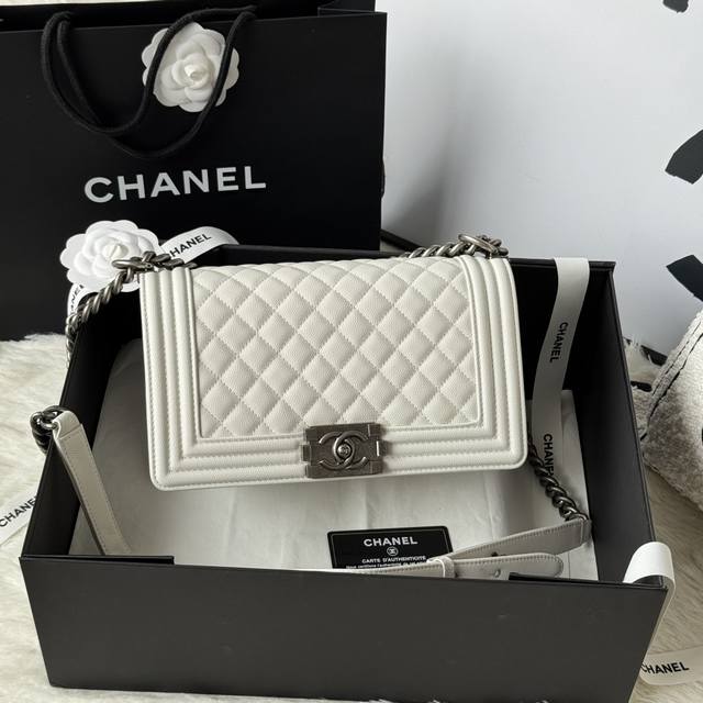 Leboy 系列25Cm 牛皮制作 编号：67086 尺寸:25Cm*15Cm*9Cm 细球纹 Chanel 经典爆款Leboy系列 进口细球纹小牛皮，实物颜色