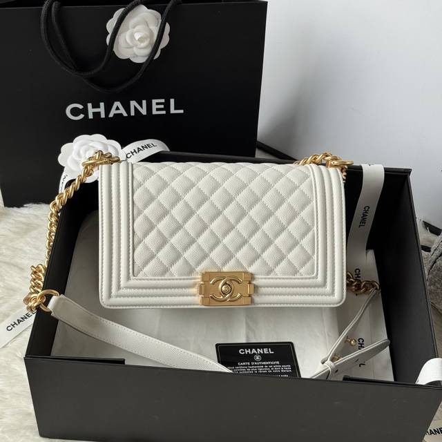 Leboy 系列25Cm 牛皮制作 编号:67086 尺寸:25Cm*15Cm*9Cm 细球纹 Chanel 经典爆款Leboy系列 进口细球纹小牛皮,实物颜色 Leboy 系列25Cm 牛皮制作 编号:67086 尺寸:25Cm*15Cm*9Cm 细球纹 Chanel 经典爆款Leboy系列 进口细球纹小牛皮,实物颜色