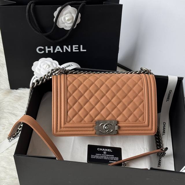 Leboy 系列25Cm 牛皮制作 编号：67086 尺寸:25Cm*15Cm*9Cm 细球纹 Chanel 经典爆款Leboy系列 进口细球纹小牛皮，实物颜色