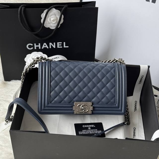 Leboy 系列25Cm 牛皮制作 编号：67086 尺寸:25Cm*15Cm*9Cm 细球纹 Chanel 经典爆款Leboy系列 进口细球纹小牛皮，实物颜色