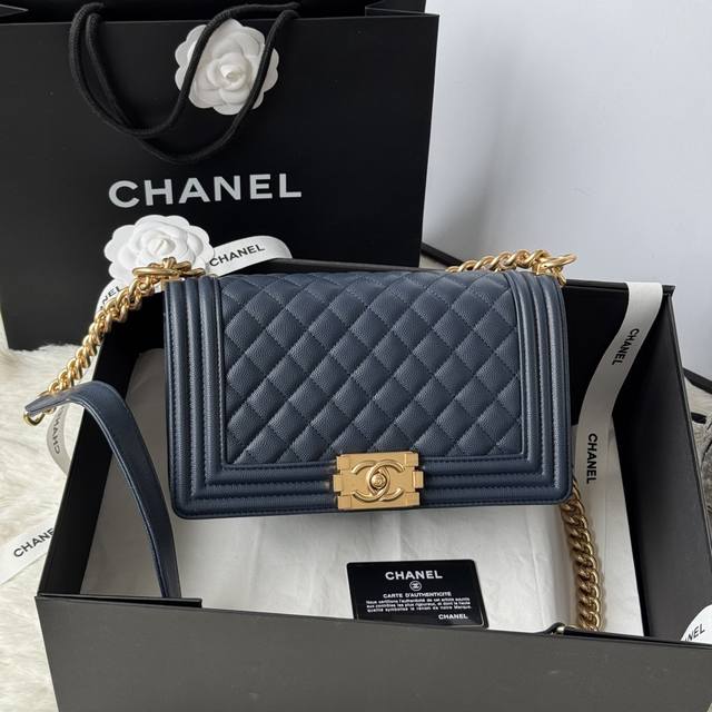 Leboy 系列25Cm 牛皮制作 编号：67086 尺寸:25Cm*15Cm*9Cm 细球纹 Chanel 经典爆款Leboy系列 进口细球纹小牛皮，实物颜色