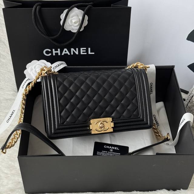 Leboy 系列25Cm 牛皮制作 编号:67086 尺寸:25Cm*15Cm*9Cm 细球纹 Chanel 经典爆款Leboy系列 进口细球纹小牛皮,实物颜色 Leboy 系列25Cm 牛皮制作 编号:67086 尺寸:25Cm*15Cm*9Cm 细球纹 Chanel 经典爆款Leboy系列 进口细球纹小牛皮,实物颜色