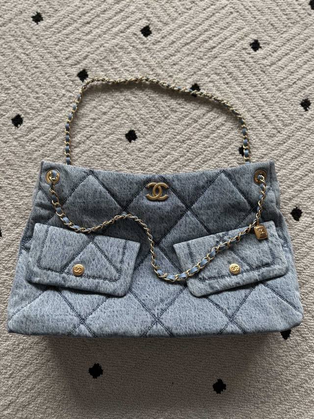 品牌：Chanel型号:5740简介:原单质量，经典之作，华丽与气质的前沿，是你意想不到的尊贵。皮种:原单进口牛仔布，里配原版布。五金:原版五金配制尺寸:25C