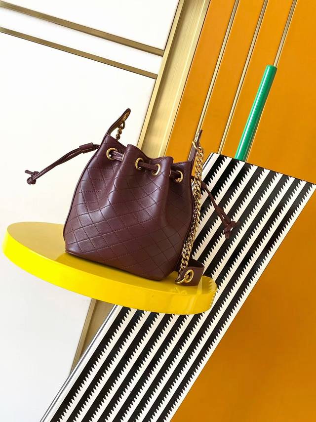 正品级 原厂皮 专柜最新迷你水桶包全新到货！它是可以捧在手心的小可爱！全包采用原厂小羊皮精心缝制，手感软糯又舒适！复古链条配上一点小皮肩带背起来超级舒服！菱格型