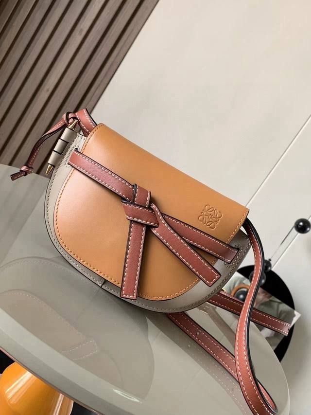 原厂皮 爆款 迷你21Cm 新款马鞍包Gate Duel手袋赋予了Gate全新的生命包身采用柔软牛皮革精制而成可拆卸调节牛皮肩带 单肩斜挎、腰包 胸包都非常~背