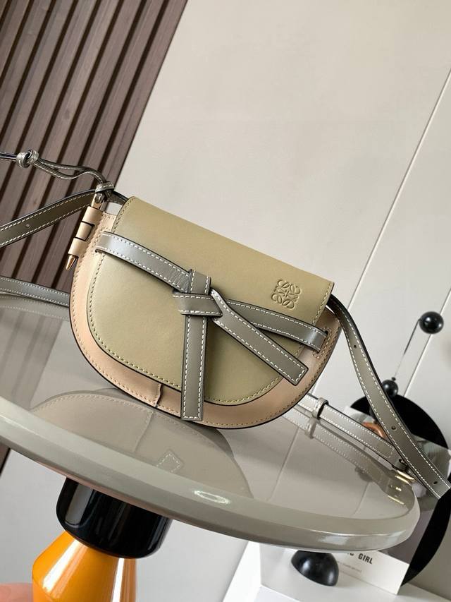 原厂皮 爆款 迷你21Cm 新款马鞍包Gate Duel手袋赋予了Gate全新的生命包身采用柔软牛皮革精制而成可拆卸调节牛皮肩带 单肩斜挎、腰包 胸包都非常~背