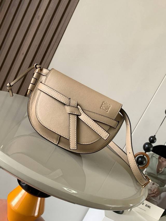 原厂皮 爆款 迷你21Cm 新款马鞍包Gate Duel手袋赋予了Gate全新的生命包身采用柔软牛皮革精制而成可拆卸调节牛皮肩带 单肩斜挎、腰包 胸包都非常~背