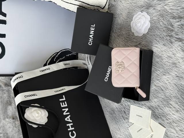 Chanel-拉链款经典黑带钻鱼子酱卡包， 在阳光下闪闪的 双C做的太精致了钻配皮链超级无敌美 款号：A 尺寸：11.2*7.8*2.5Cm