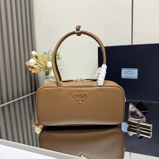 正品级 顶级原单 新款 1Bb126荔枝纹全皮 到货啦 长手柄腋下手提包 ，拉链手提袋，优雅几何线条勾勒此款手提包的精致廓形，蜿蜒有致，释放现代气息。结构式包身