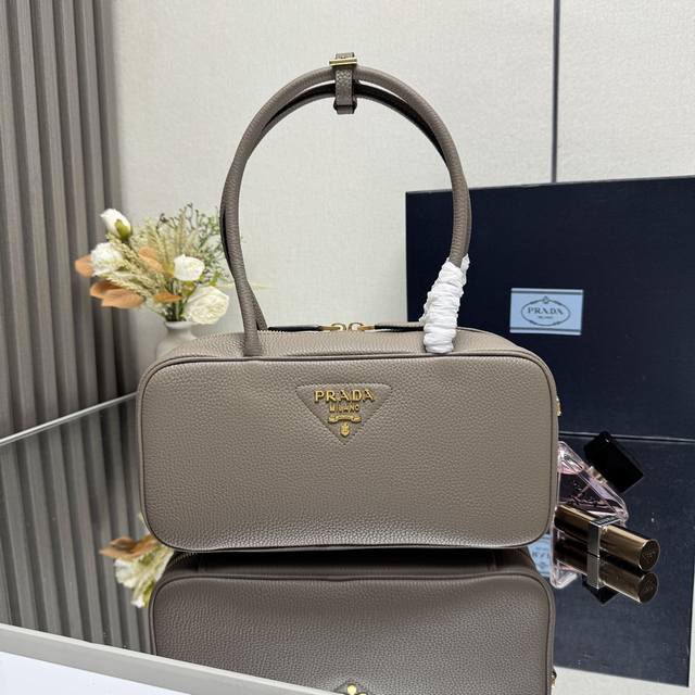 正品级 顶级原单 新款 1Bb126荔枝纹全皮 到货啦 长手柄腋下手提包 ，拉链手提袋，优雅几何线条勾勒此款手提包的精致廓形，蜿蜒有致，释放现代气息。结构式包身