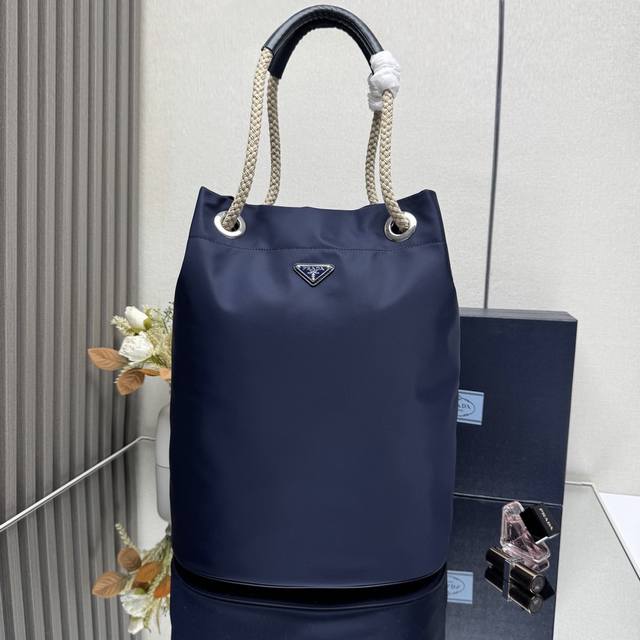 正品级 顶级原单 新款男款水桶包大号2Vg133走秀款这款Re-Nylon 手袋的設計采用尼龙面料和小牛皮。獨特的組合添上迷人點綴。滑動式繩索手挽凸顯這款手袋的