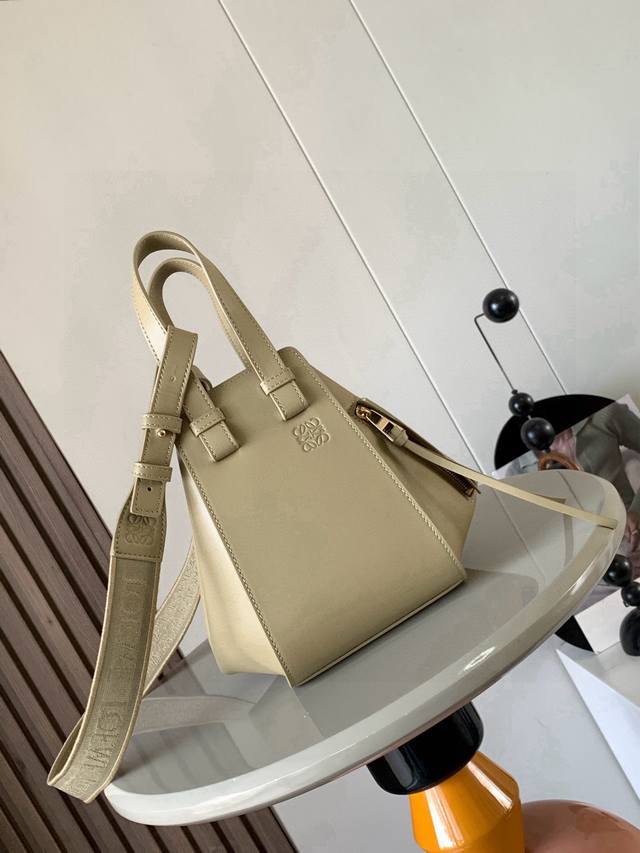 原厂皮 吊床包20Cm新尺寸Hammock Bag吊床包疯狂翻牌！太好看了这是小号和迷你中间的尺寸更适合亚洲女生，时尚界“变形金刚”可以变换六种不同的形态Ham