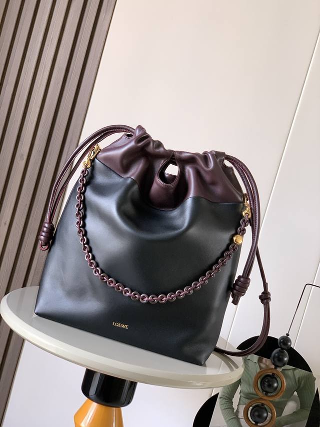 原厂皮 新款新柔软双色纳帕小羊皮 Flamenco Purse 托特包是柔软实用的包款采用直式设计、历史悠久的抽绳、绳结和与对比色顶部搭配的同色系甜甜圈链带此版