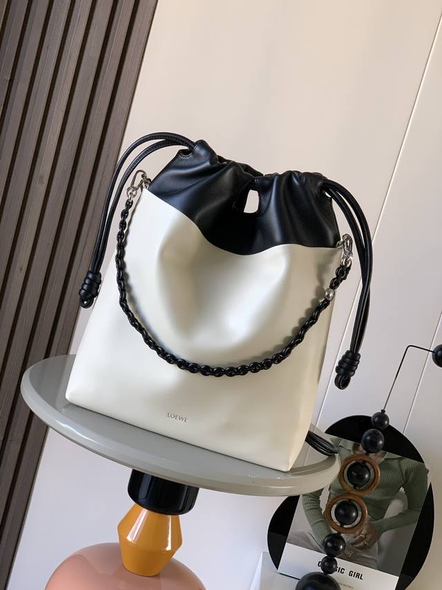 原厂皮 新款新柔软双色纳帕小羊皮 Flamenco Purse 托特包是柔软实用的包款采用直式设计、历史悠久的抽绳、绳结和与对比色顶部搭配的同色系甜甜圈链带此版