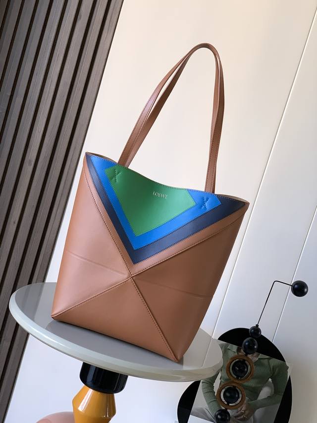 原厂皮 新款 中号纳帕牛皮革 Puzzle Fold 手袋Puzzle Fold采用轻盈几何结构设计，能够完全扁平折叠，是旅行良伴。此中号版本采用纳帕牛皮革制成