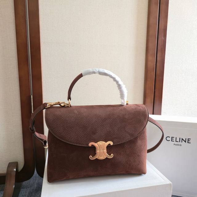 新品上线Ce凯旋门Kelly手袋 新款凯旋门收袋满满高级感 简约精致的轮廓呈现干练风格与纯粹美学无论是沉稳 低调的棕色或者是柔和的粉色都散发着无与伦比的高级感