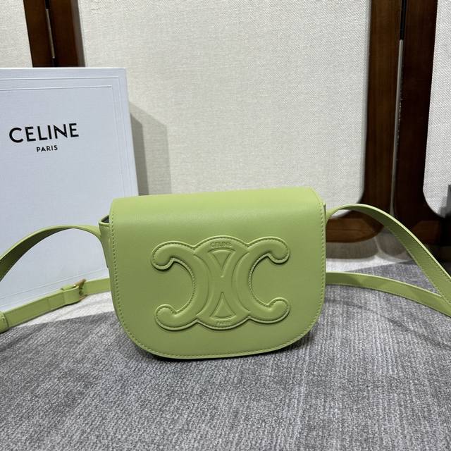Celine 22S新品 全新Cuir Triomphe系列 Folco Cuir Triomphe 手袋 醒目Triomphe标识点睛Folco包型新版马鞍包