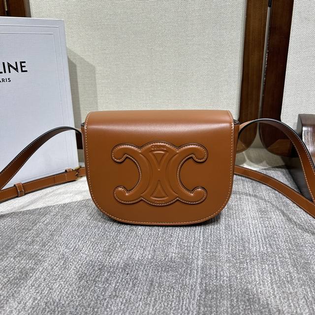 Celine 22S新品 全新Cuir Triomphe系列 Folco Cuir Triomphe 手袋 醒目Triomphe标识点睛Folco包型新版马鞍包