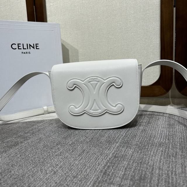 Celine 22S新品 全新Cuir Triomphe系列 Folco Cuir Triomphe 手袋 醒目Triomphe标识点睛Folco包型新版马鞍包