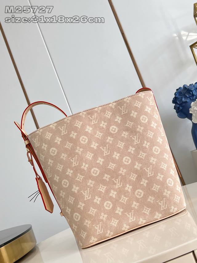 原厂皮 独家实拍 M25727 本款 All In 大号手袋出自 Lv Travels With 系列，以 Meowgram 图案彰显时尚偶像兼艺术家 Grac