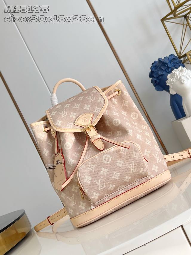 原厂皮 独家实拍 M15135 本款 Montsouris 小号双肩包出自 Lv Travels With 系列，聚焦时尚偶像兼艺术家 Grace Coddin