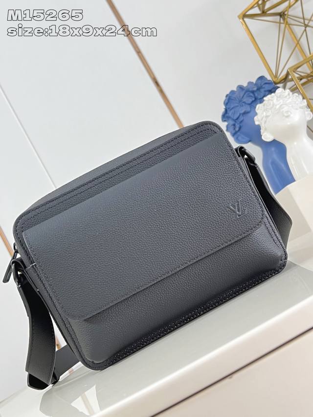 原厂皮 独家实拍 M15265 Boarding 邮差包取材轻质耐磨的蜡面牛皮革，为精巧构型搭配内外贴袋，便于妥善存放 8.3 寸平板电脑。可调节皮革肩带升级舒