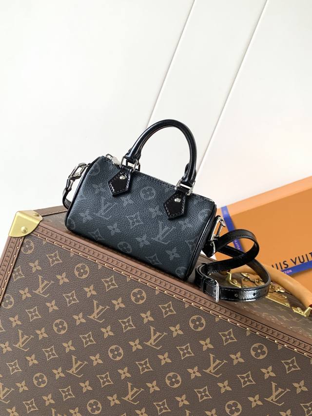 顶级原单，变码芯片M26573 本款 Nano Speedy 手袋采用帆布塑造玲珑构型，以 Monogram Eclipse 图案传递优雅风尚，轻松点亮昼夜造型