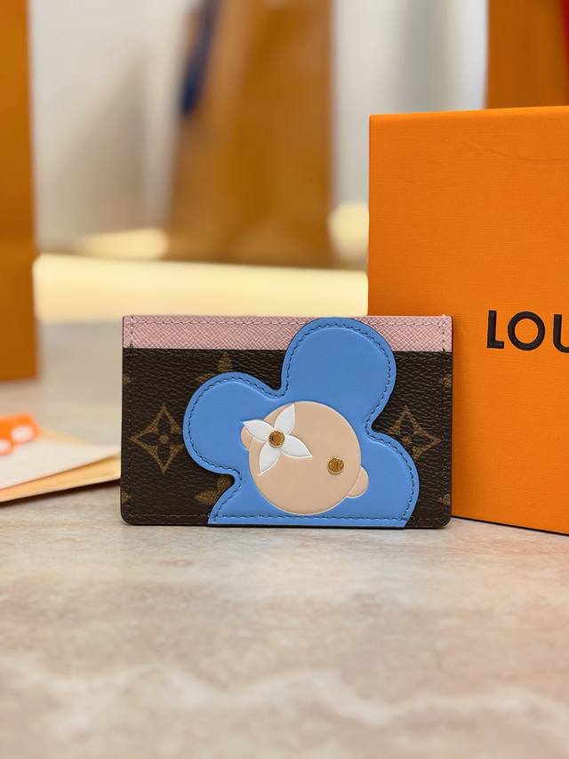 M15345 圣诞款 卡夹、本款 Vivienne 卡夹为 Monogram 帆布顶部融入柔和皮革饰边,以清新色调演绎品牌吉祥物的萌趣形象,成就 Vivienn M15345 圣诞款 卡夹、本款 Vivienne 卡夹为 Monogram 帆布顶部融入柔和皮革饰边,以清新色调演绎品牌吉祥物的萌趣形象,成就 Vivienn