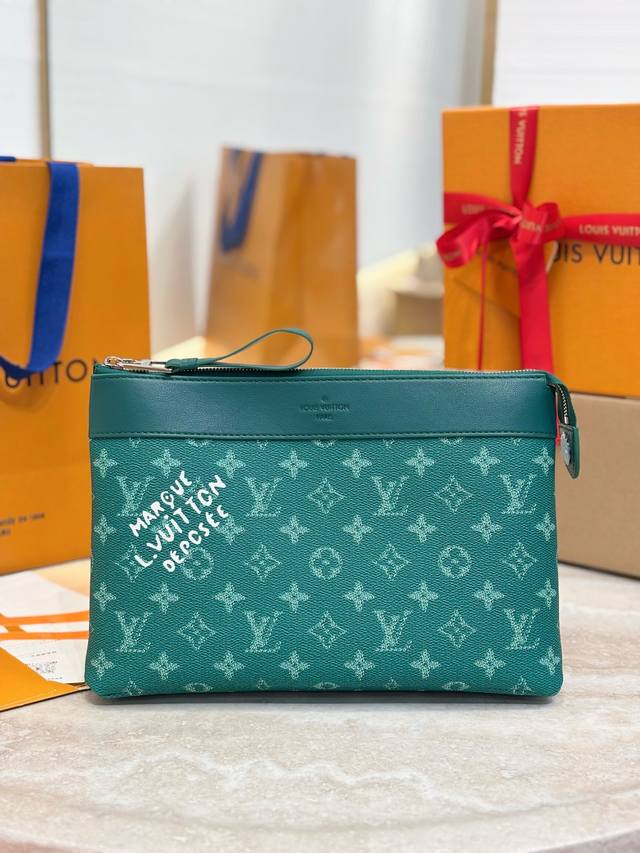 顶级原单 M12665 绿色 Pochette Voyage Souple 手拿包 Pochette Voyage Souple 手拿包取材柔软 Monogra 顶级原单 M12665 绿色 Pochette Voyage Souple 手拿包 Pochette Voyage Souple 手拿包取材柔软 Monogra