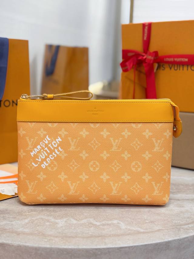 顶级原单 M12665 黄色 Pochette Voyage Souple 手拿包 Pochette Voyage Souple 手拿包取材柔软 Monogra